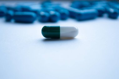 Kapsüller beyaz bir yüzeye yakın bir yere dağılmış. Tıp konsepti