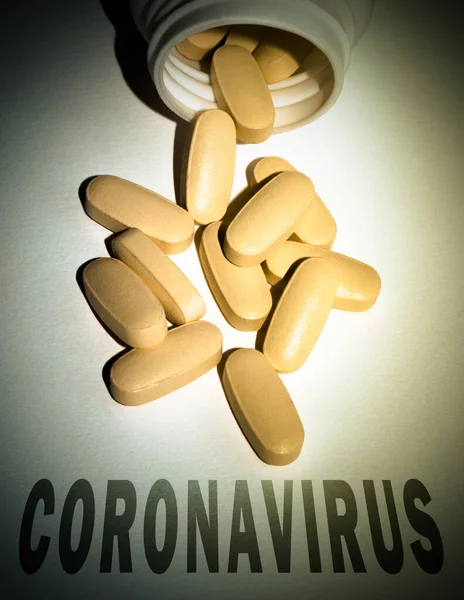 Βάζο Διάσπαρτα Δισκία Και Την Επιγραφή Coronavirus — Φωτογραφία Αρχείου
