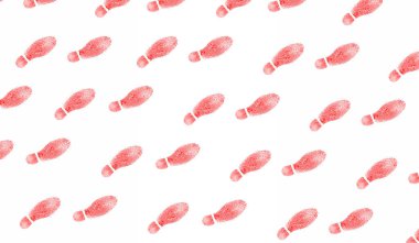 Ayakkabının tabanının parmak izi şeklinde izi var..