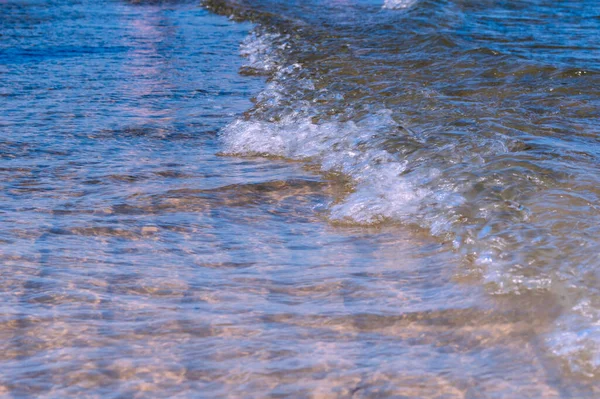 海岸近くの海の波が詳しく見えます — ストック写真