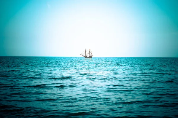 船が近づく美しい海の地平線 — ストック写真