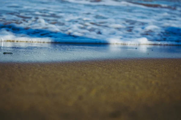 背景がぼやけている海の波サーフィンを閉じる — ストック写真