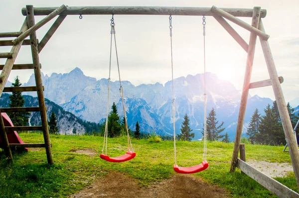 Columpio Los Niños Sobre Fondo Montañas Alpinas Cerca — Foto de Stock