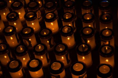 Kilisede yanan mumlarla dolu bir sürü fincan var.