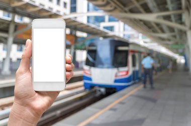 Fotoğrafta smartphone tutan el 