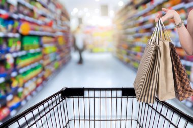 Alışveriş torbaları elinde tutan 