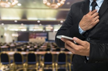 Akıllı telefon kullanan iş adamı