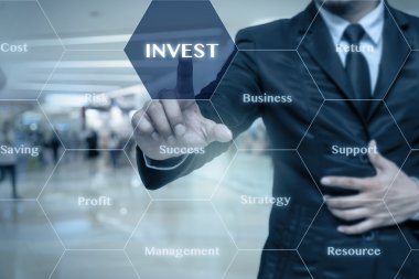 Invest simgesi dokunmadan işadamı 