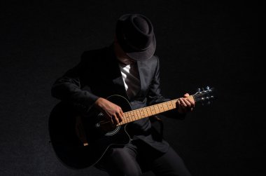 Gitar çalan müzisyen 