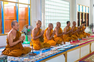 Koordinasyon töreni, sekiz keşiş dua