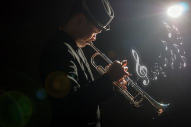 müzisyen oynarken trompet 