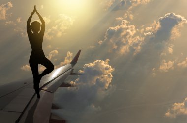 Yogacı kızın silueti. 