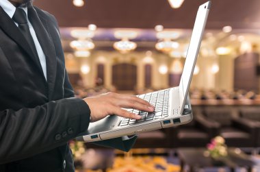 Dizüstü bilgisayar kullanan iş adamı 