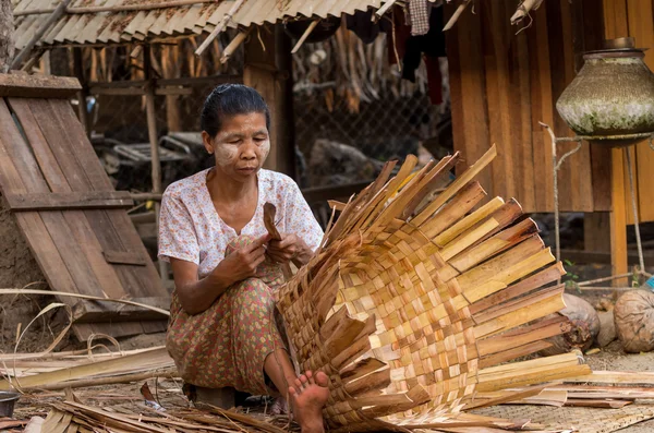 Unidentified Burmese woman sorting bamboo — Stock Photo, Image
