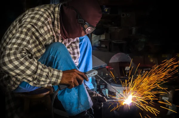 在工作的男焊工 — 图库照片