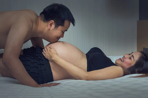 Asiatico incinta femmina con amante — Foto Stock