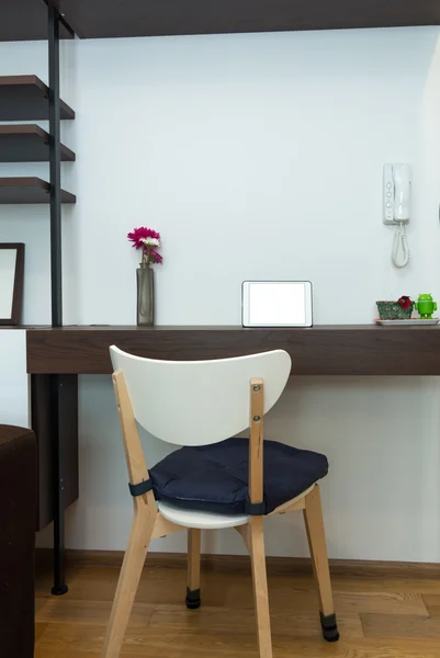 Lugar de trabajo, mesa de trabajo de madera con portátil —  Fotos de Stock