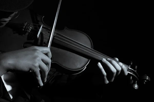 Nahaufnahme eines Geigenspielers im dunklen Studio — Stockfoto