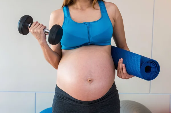 Asian Pregnant female does exercise — Stock Photo, Image