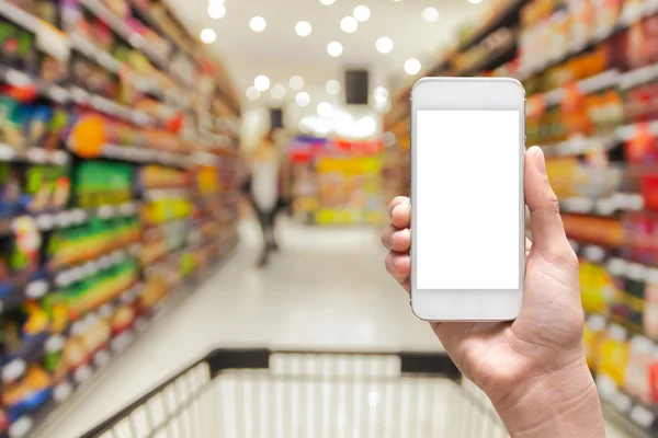 Frau hält Handy in der Hand — Stockfoto