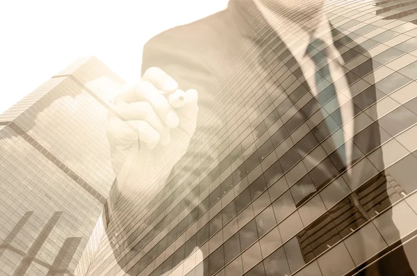 Homme d'affaires avec du verre de construction de paysage urbain — Photo