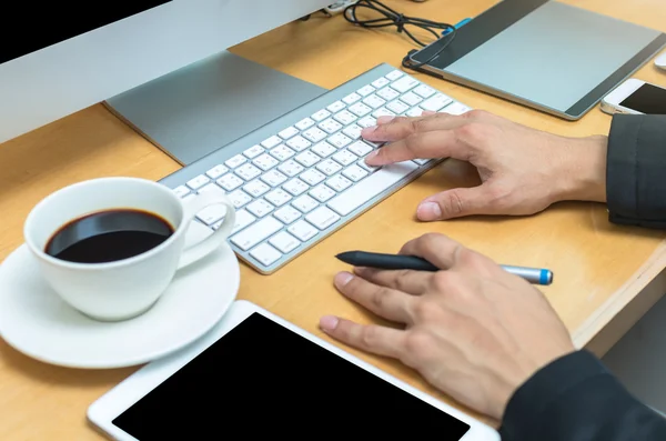 Empresário Trabalhando com computador e tablet — Fotografia de Stock