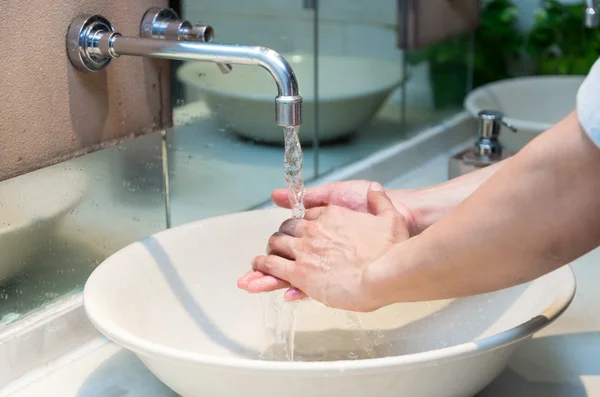 Мытье рук с помощью крана Chrome — стоковое фото
