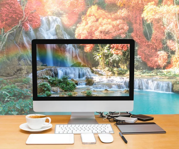 Arbeitsbereich mit Computer-Desktop — Stockfoto