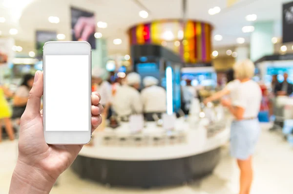 Frau hält Handy in der Hand — Stockfoto