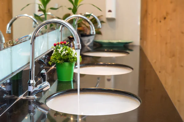 Luxury Chrome faucets with washbasins — Stock Photo, Image