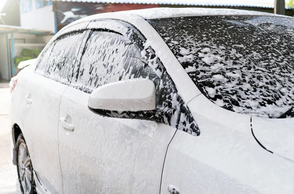 Reinigen van de auto met schuim — Stockfoto