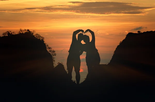 Silhouet van happy lovers — Stockfoto