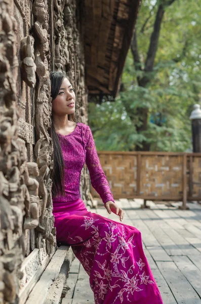 Vackra burmesiska flicka leende — Stockfoto
