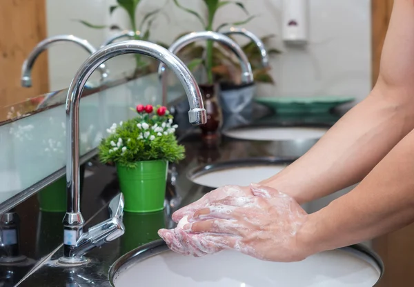 Handen wassen met Chrome kraan — Stockfoto