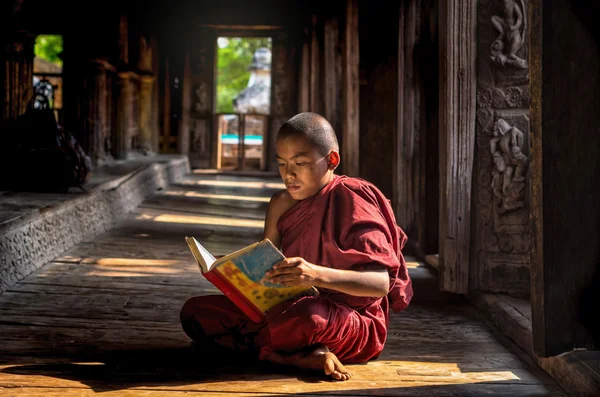 Noviço budista lendo em Shwenandaw pagode — Fotografia de Stock