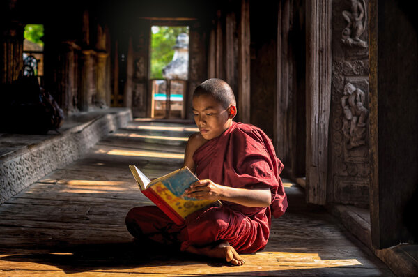 Buddhist novice reading at Shwenandaw pagoda 