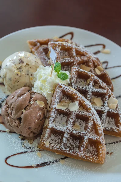 Gofres con helado en plato — Foto de Stock