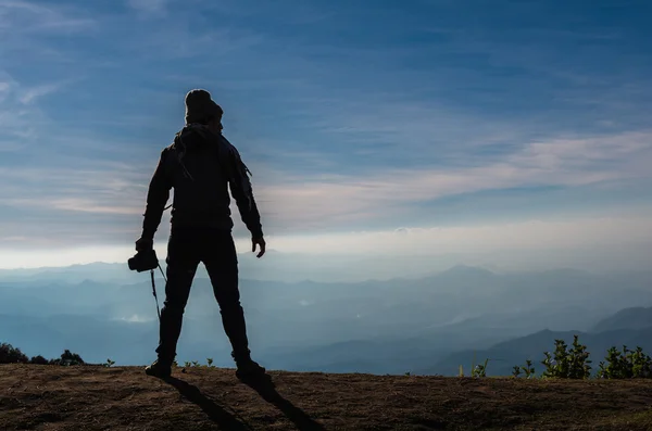 Silhouet van fotograaf met camera houden — Stockfoto