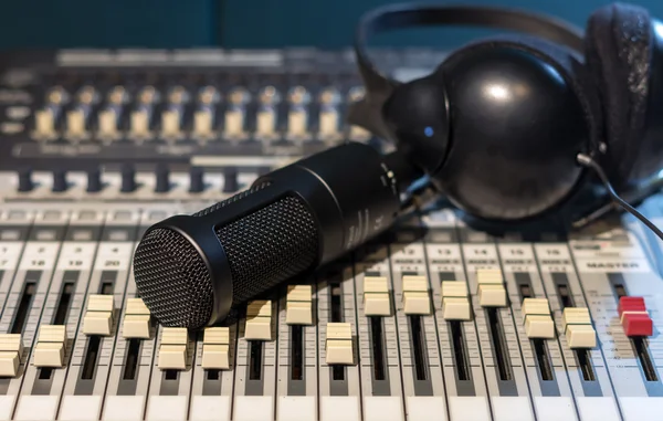 Close-up de microfone com fone de ouvido no mixer — Fotografia de Stock