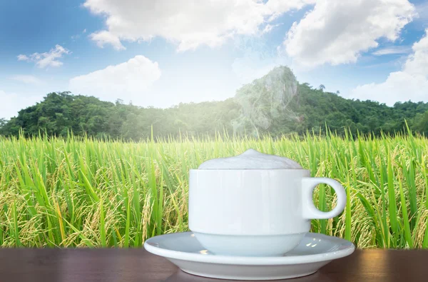 Witte koffiekopje op houten tafel — Stockfoto