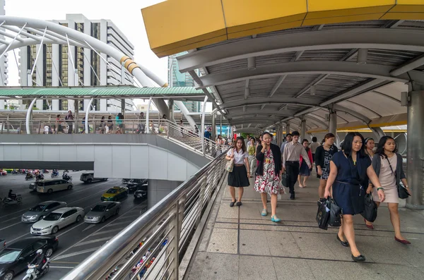 People walking on pedestrian bridge — Stock Photo, Image