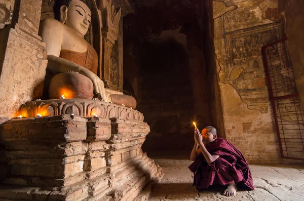 Imádkozott a pagoda buddhista kezdő — Stock Fotó