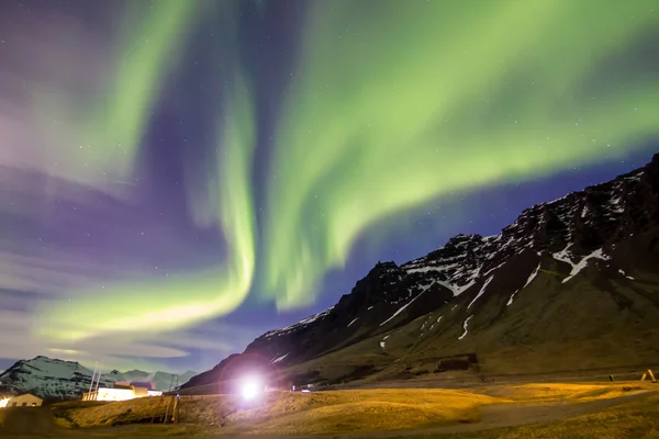 Aurora borealis nebo polární záře — Stock fotografie