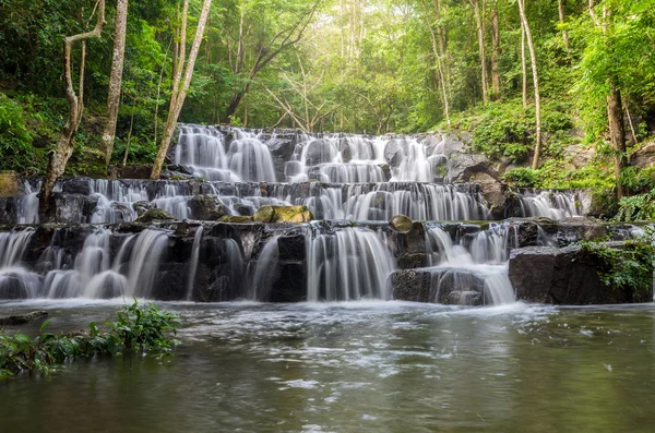 Bela cachoeira na floresta na Tailândia — Fotografia de Stock