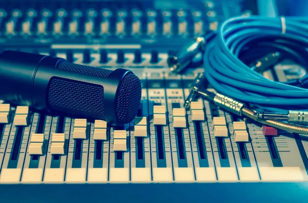 Close-up de microfone com equipamento no misturador — Fotografia de Stock