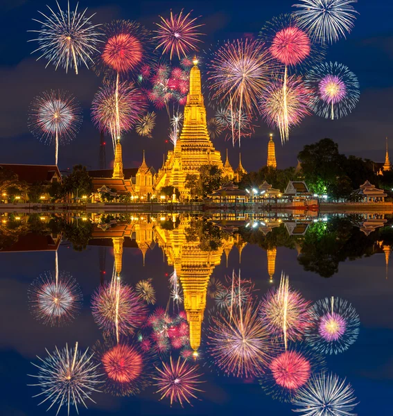 Wat Arun con bellissimi fuochi d'artificio — Foto Stock