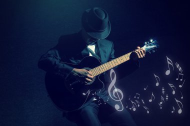 Gitar çalan müzisyen