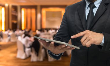 Dizüstü bilgisayar kullanan iş adamı