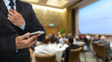 Dizüstü bilgisayar kullanan iş adamı