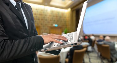 Dizüstü bilgisayar kullanan iş adamı